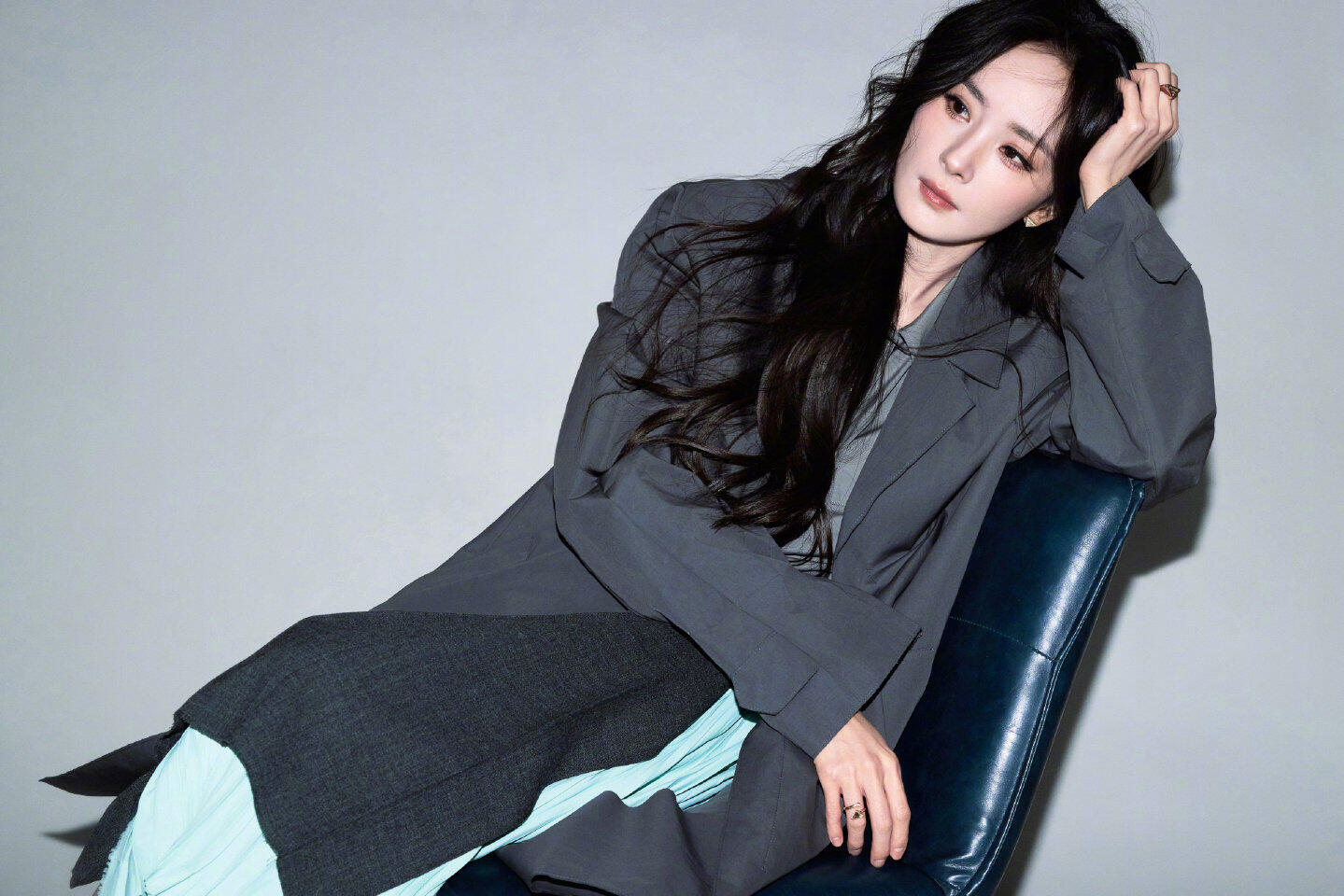 杨幂  幂幂这组图直接杀疯了！又美又飒的职场风，A到我想直接喊姐姐，这种又酷又精