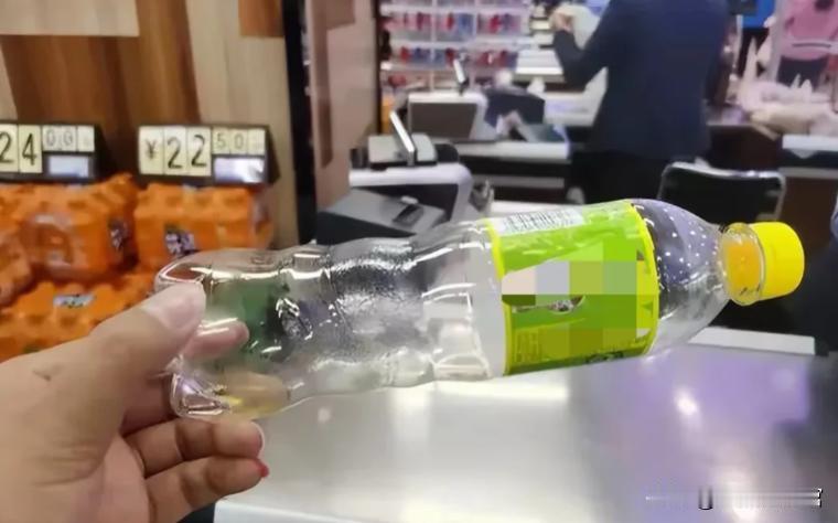 “干的漂亮！”四川，一女子口渴，到超市拿了两瓶饮料，当场喝完 ，她拿着空饮料瓶到