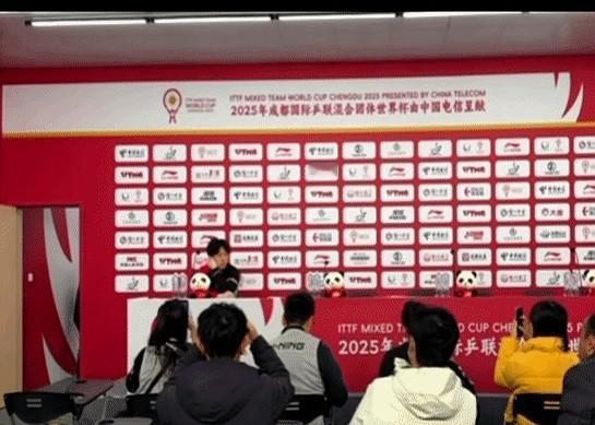 在成都混团世界杯的赛场上，王楚钦和的混双对决中国香港队时，现场麦克风捕捉到一段耐