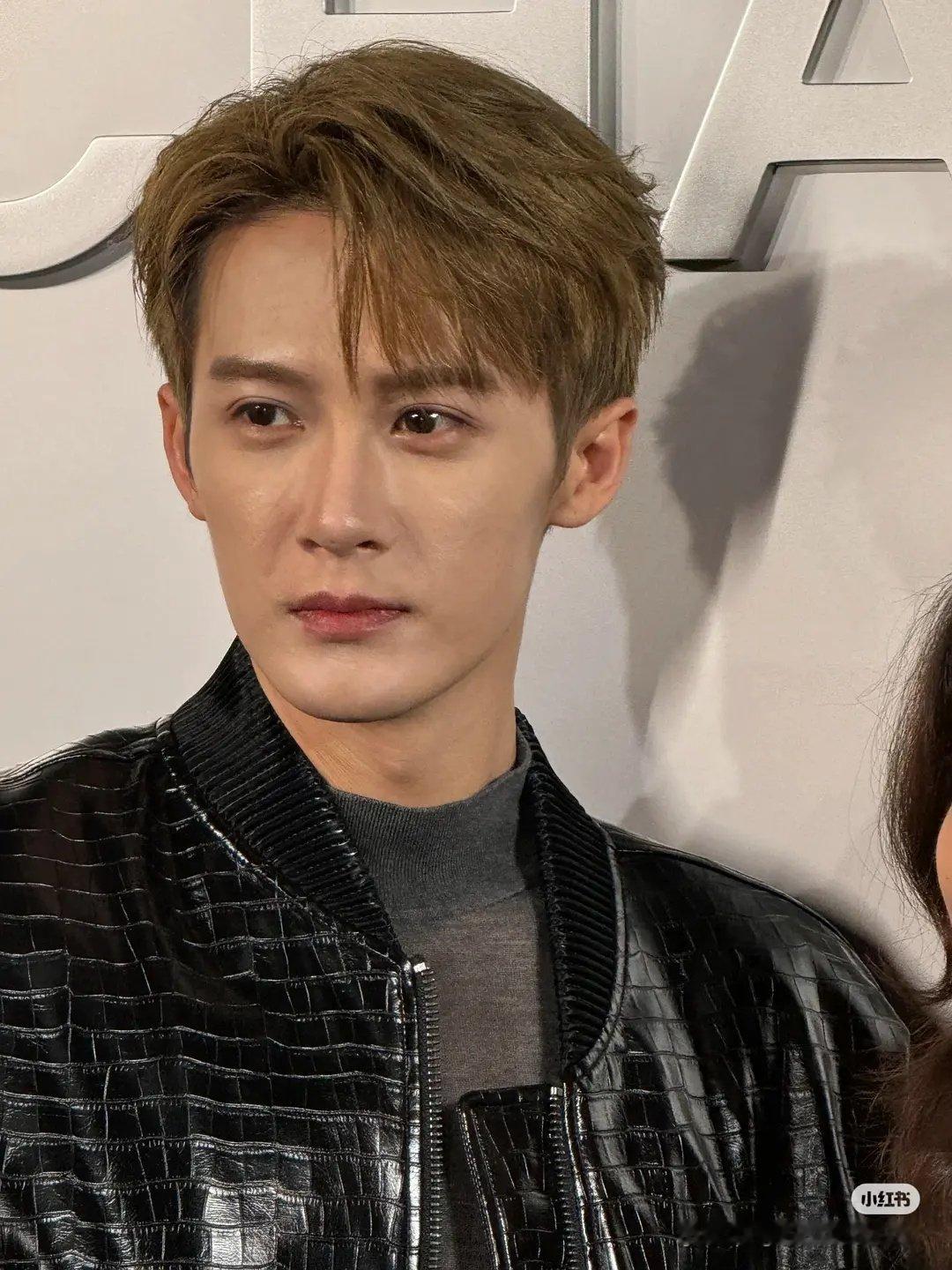 檀健次这是无美颜无滤镜的生图，感觉五官还是很精致的吧？ ​​​