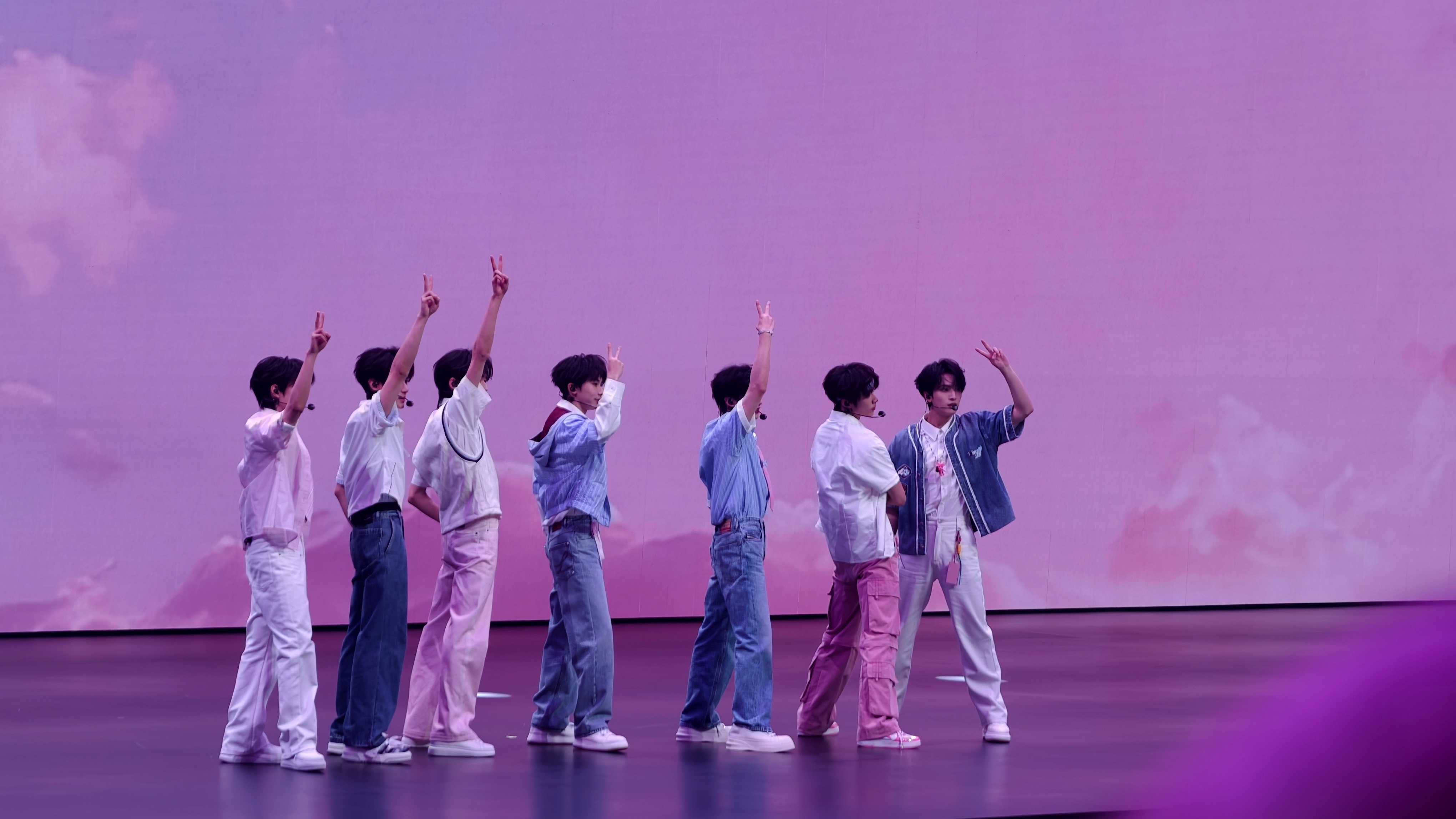 时代少年团果然来现场了，还是开场表演，有点东西！ 成都·高新体育中心体育馆