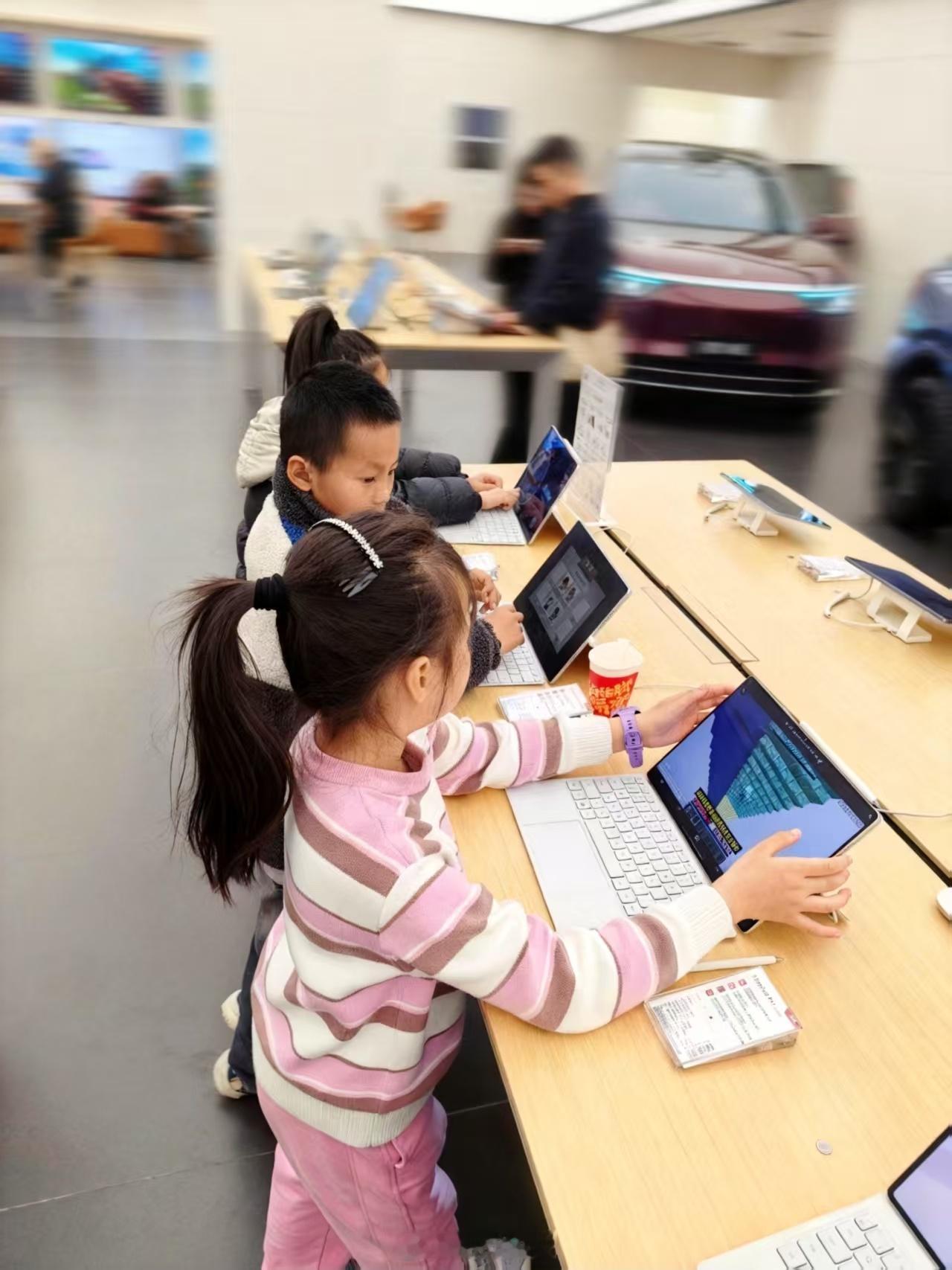 周末的华为店也被占领了