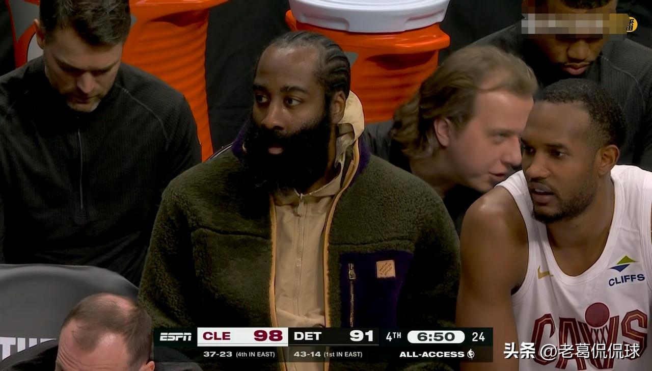 骑士超级巨星哈登真是让人捉摸不透！在今天骑士客场挑战活塞的比赛中，当时比赛进行到