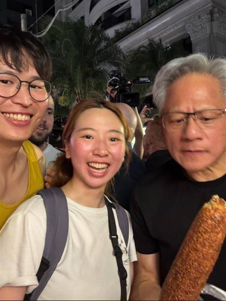 南开大学教授刘亚东对黄仁勋北京街头的吃相，高度赞扬这是一种高贵，而且表示这种高贵
