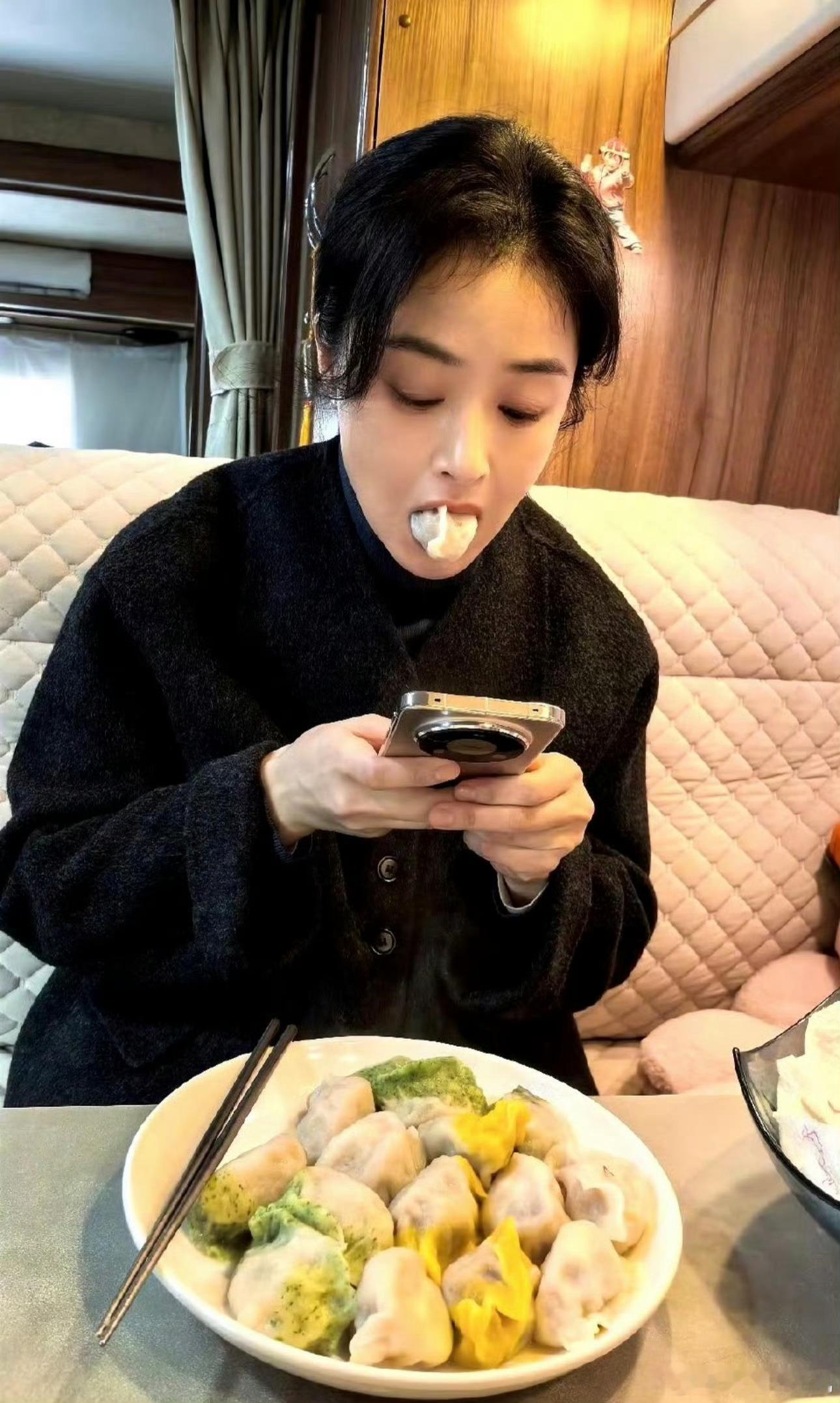 蒋欣经纪人说蒋欣吃凉拌黄瓜都会胖家人们，蒋欣的减肥故事又更新了！这次经纪人爆料，
