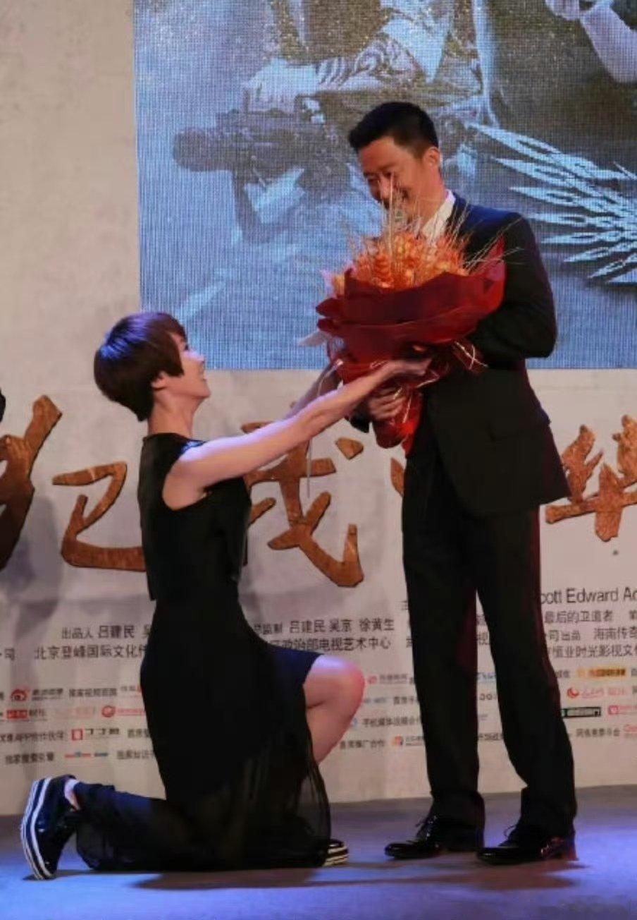 谢楠吴京活动合体吴京对谢楠说主持人好 满眼都是谢楠，对别人保持距离，吴京也太让人