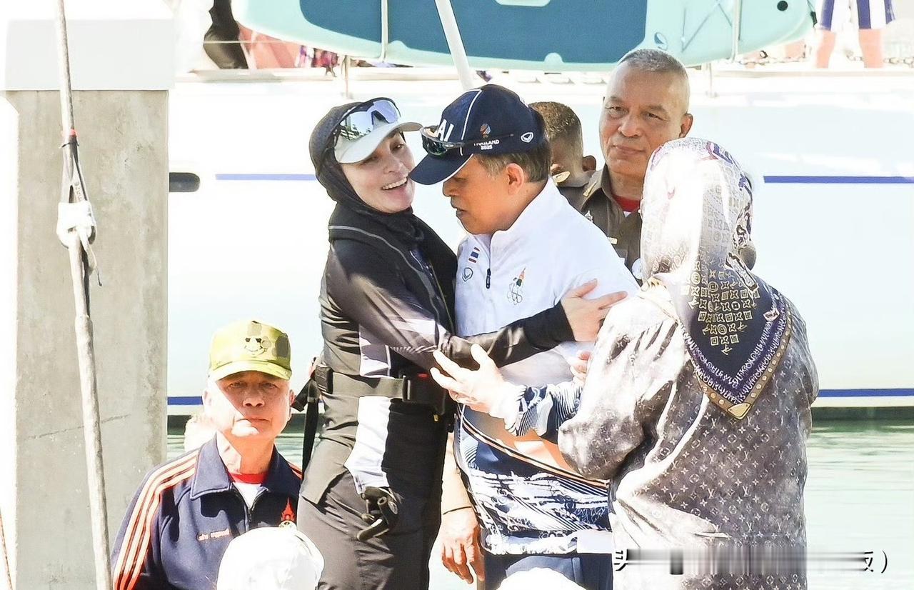 国王亲自来到芭提雅的海洋码头游艇俱乐部，送自己的王后出征参加帆船比赛！夫妻暗戳戳