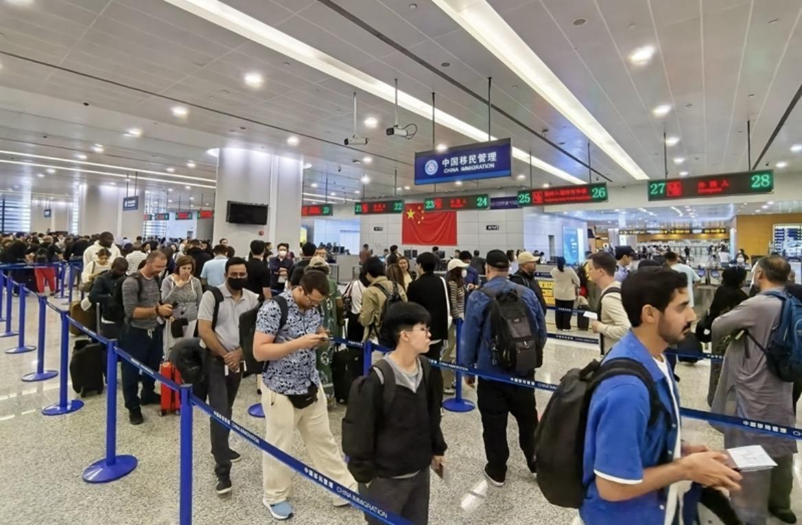 我强烈建议中国现在对外国人入境144小时的免签政策要附加一个规定。那就是入境的外