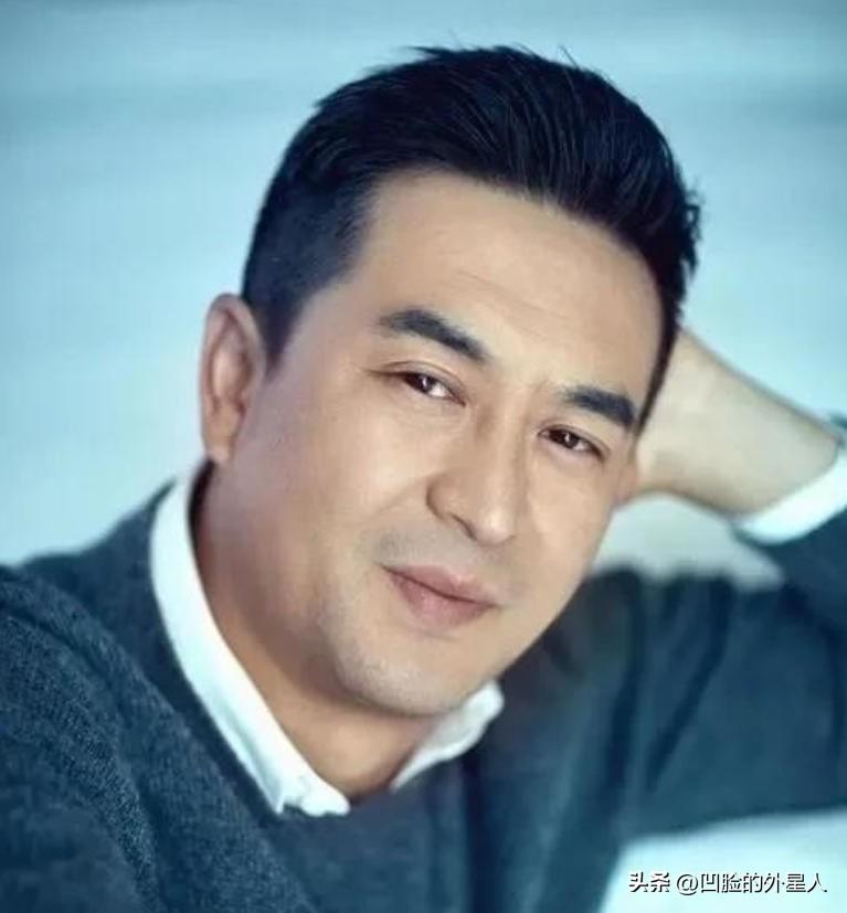 曾经，张嘉译的前妻杜珺，竟然当着媒体的面，怒斥：“他之所以娶我，就是想利用我，靠