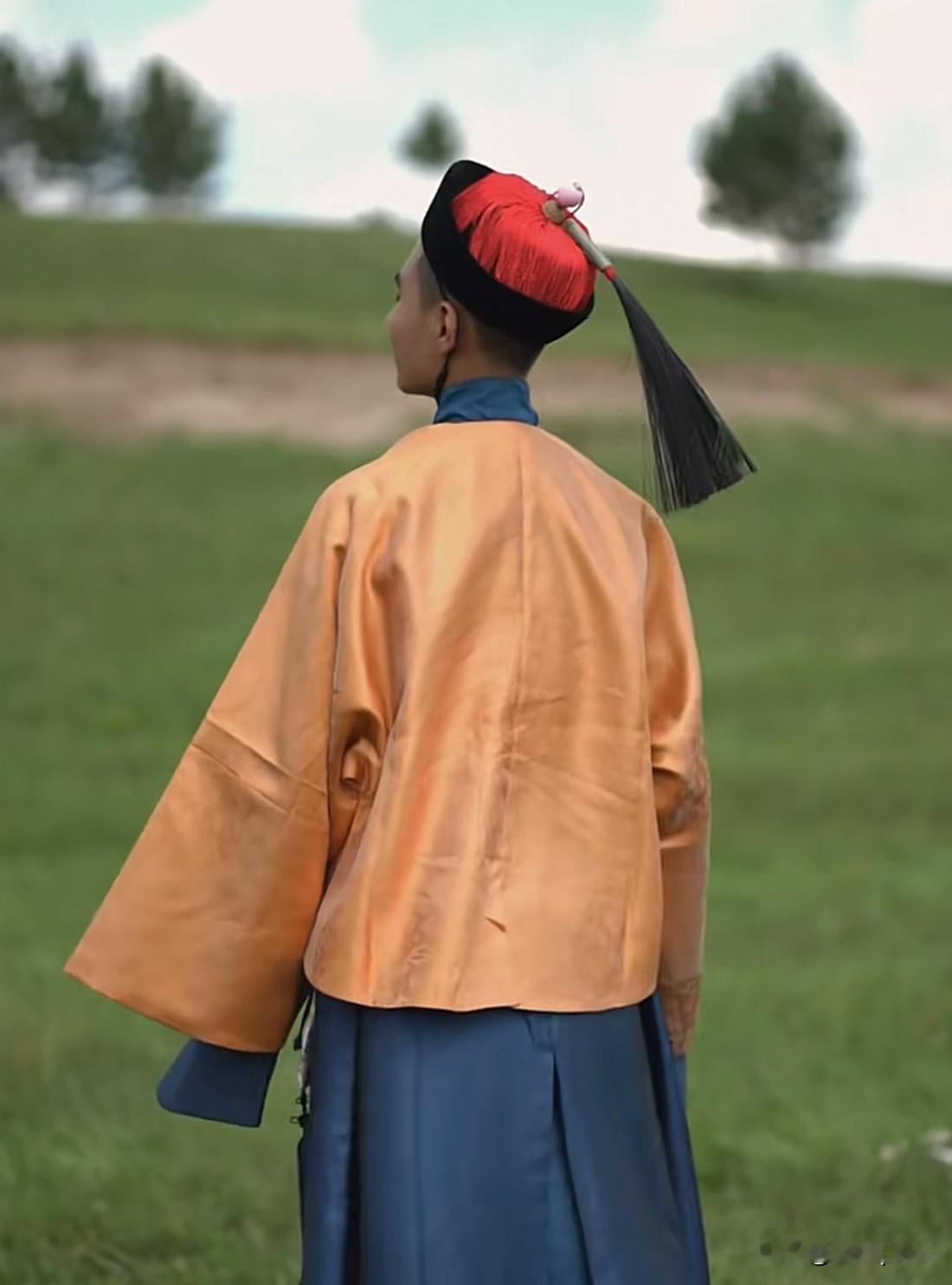 有网友穿上复原的清朝服饰，并摆拍照片，除了没有留辫子，其他还原得较真实。尽管很多