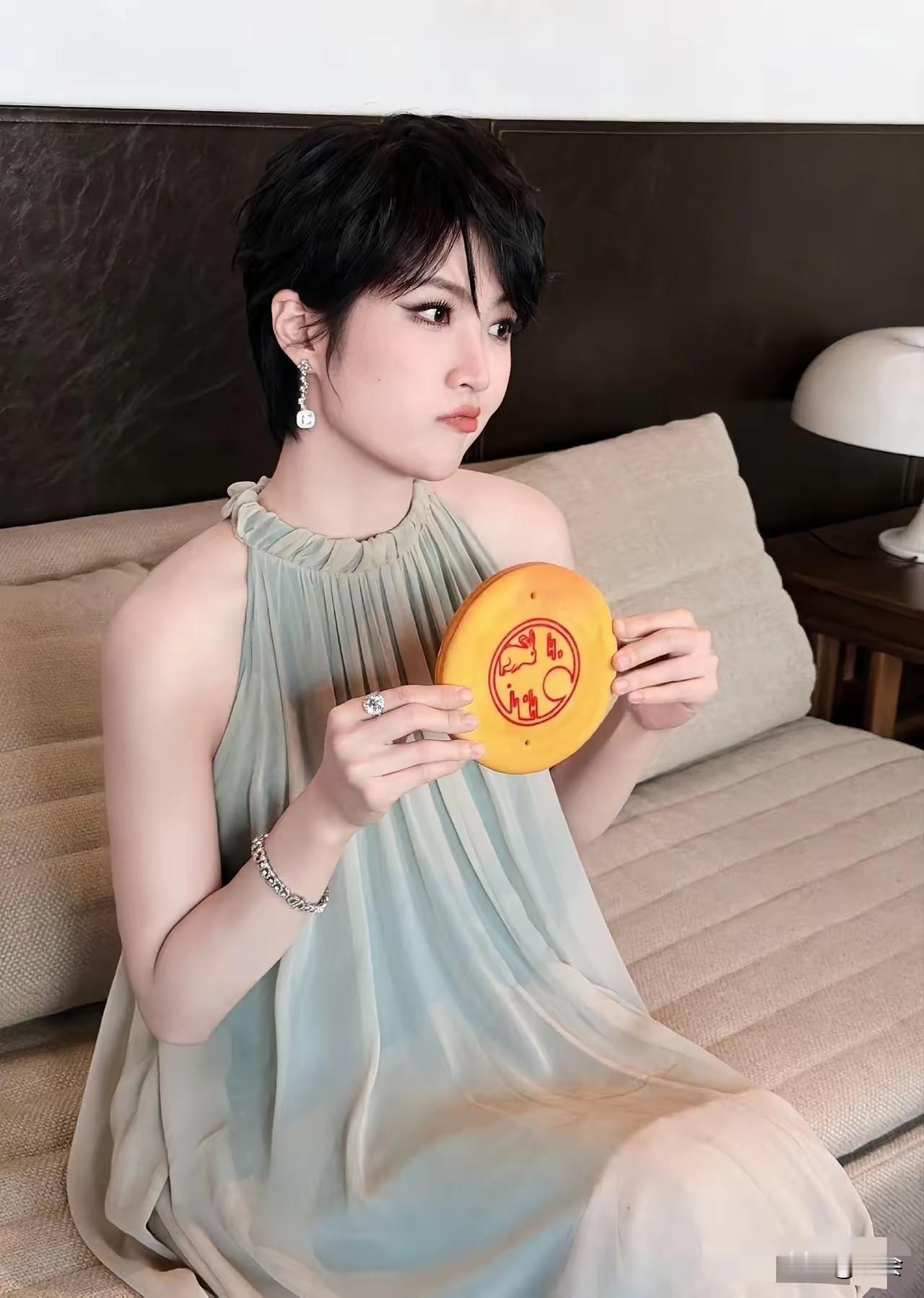 都看姚安娜的中秋月饼，没人注意到她手指上那颗超闪的钻戒吗？

华为二公主一头利落