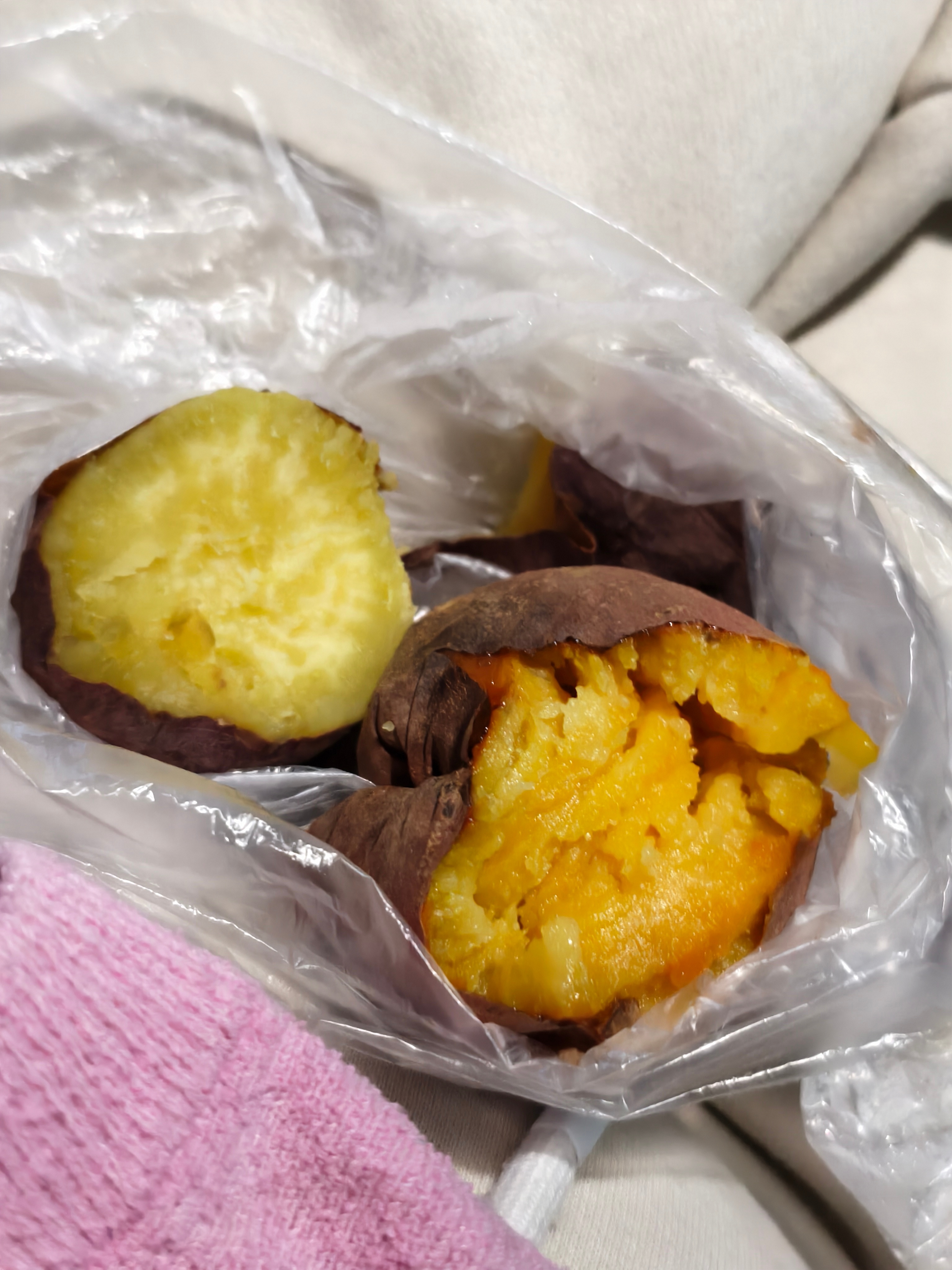 今天接孩子带的小食依旧是：这个薯薯全家福真的推荐，每种都好吃，没有丝，每天跟拆盲