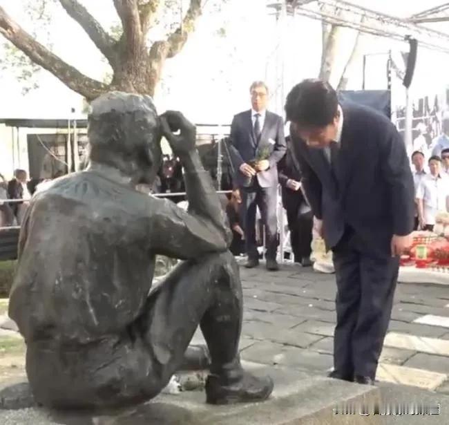 5月8日，赖清德在台南公然跪拜日本殖民者八田与一雕像，安倍晋三遗孀在场"陪同"，