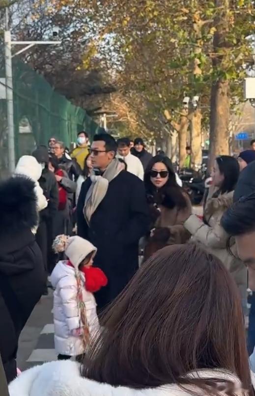 朱珠 面无表情把老公挤开 不是很正常的吗，这才是夫妻之间的相处 也是能看出朱姐出