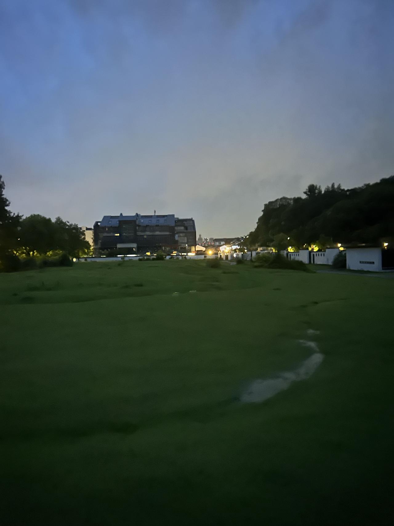 看过山海辽阔，也接纳人间普通。人生最好的状态，不过是风来听风，雨来赏雨，踏踏实实