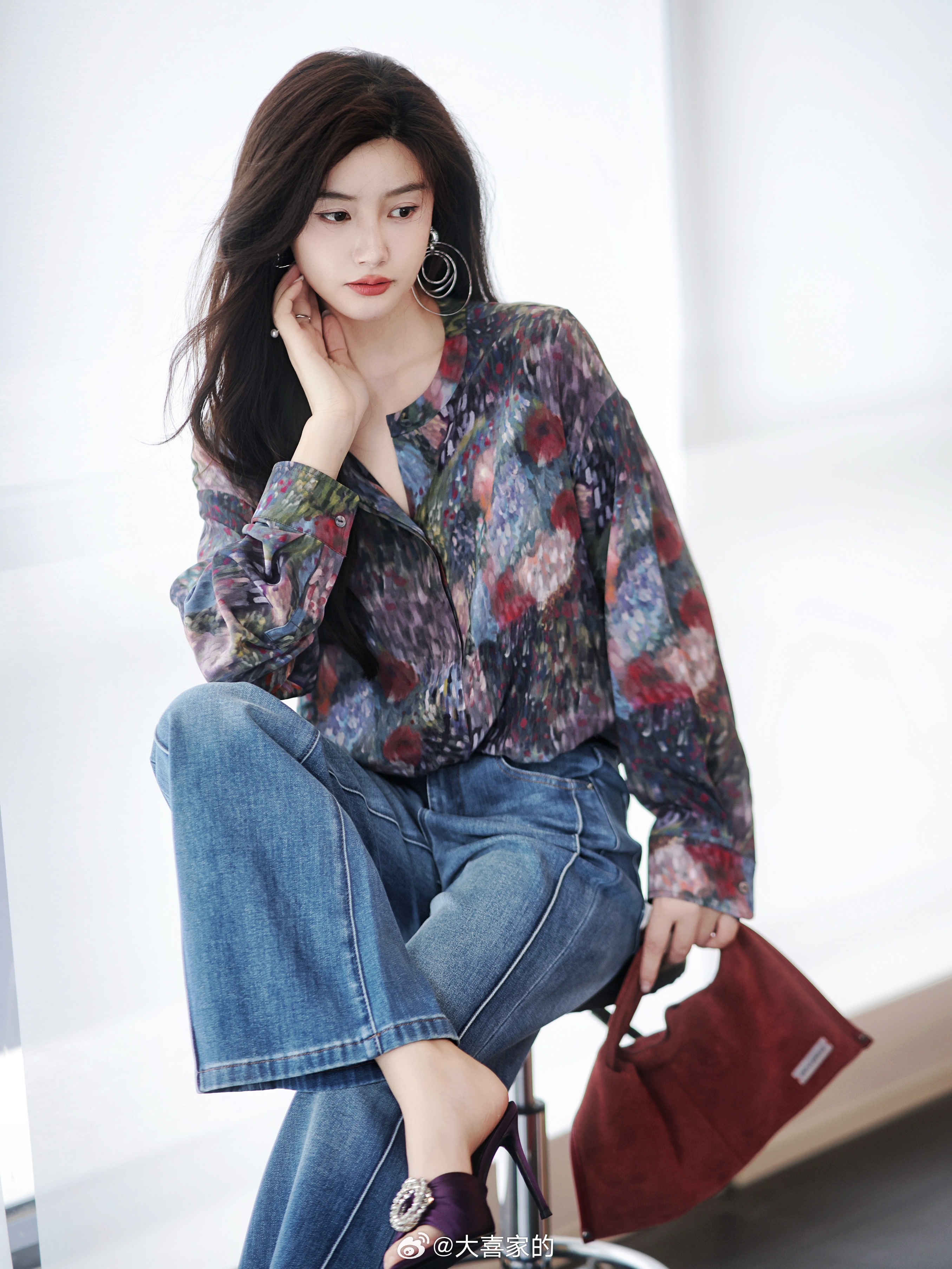 本期小野莓系列还有个经典版衬衫～再有油画感彩墨印花加持 复古贵气老带派了！搭牛仔