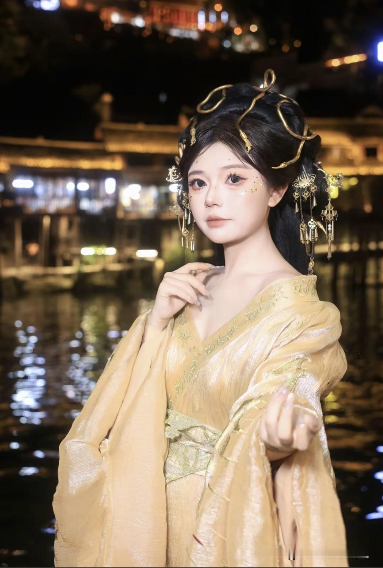 夜色温柔，金蛇盘发间藏着仙气✨。指尖轻点，邀你共赴这场穿越千年的绮丽梦境～