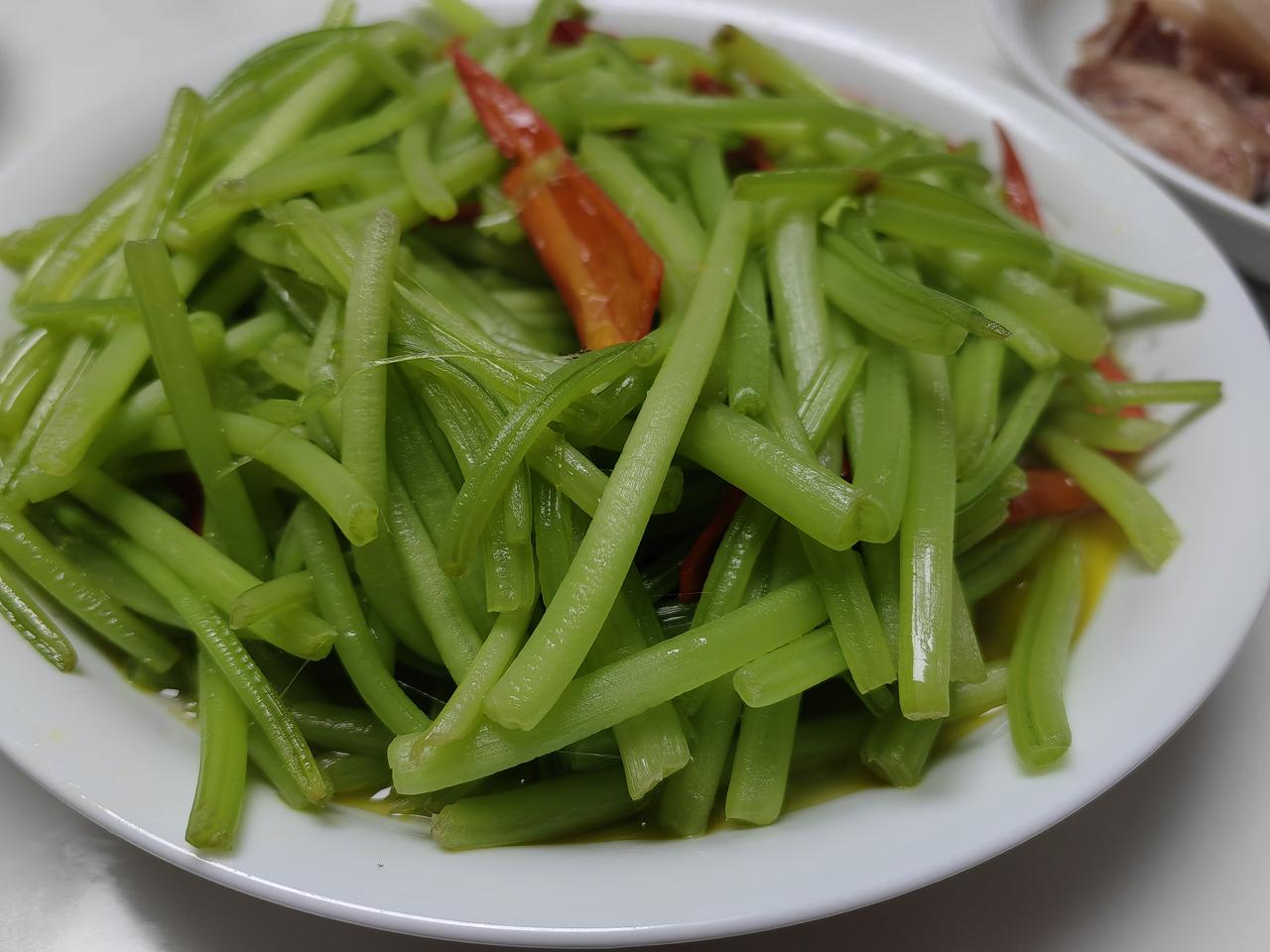 家庭晚餐。尖椒南瓜藤，蒜末紫角叶，尖椒豆腐干，咸菜榨菜丝瓜，青豆鲫鱼。