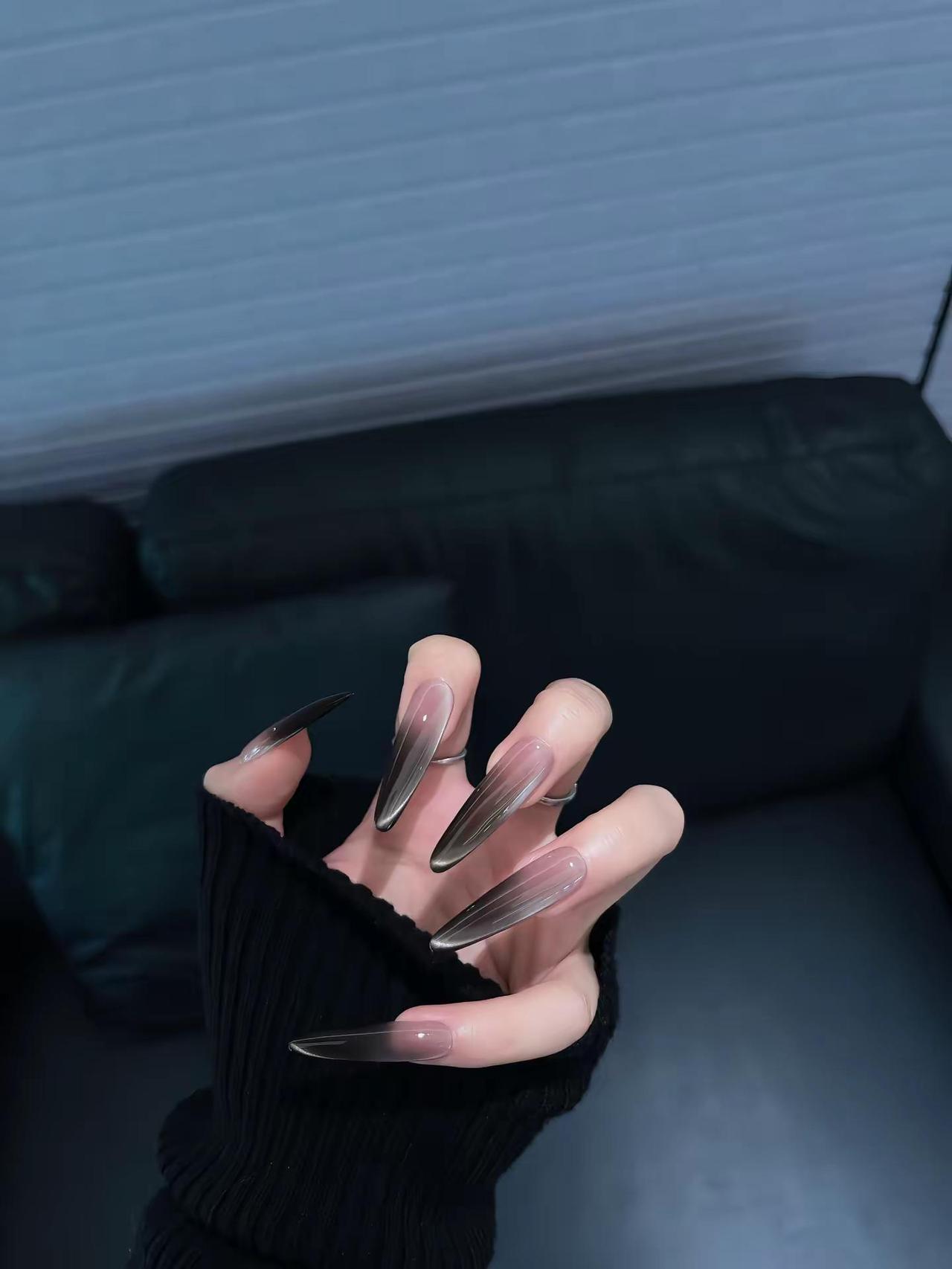 不知道啊 反正我的美甲很曼妙 指路👉@A辣美学设计师穿戴甲 穿戴甲猫眼美甲 渐