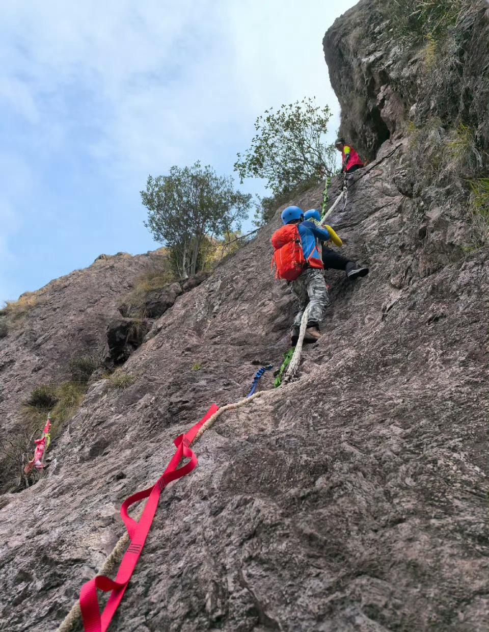 女子独自徒步登山被困，消防、公安、救援队多方联动合力搜救，无人机“看”到手电光后