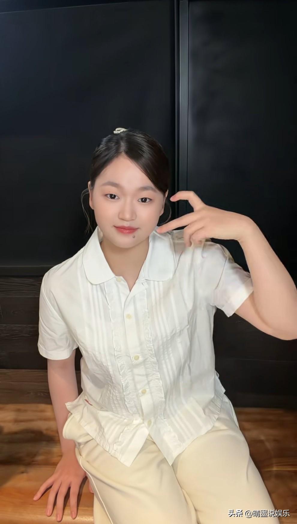 全红婵，变化真大啊！
最新造型让人眼前一亮，
扎着可爱马尾辫，画着淡妆，
穿白色