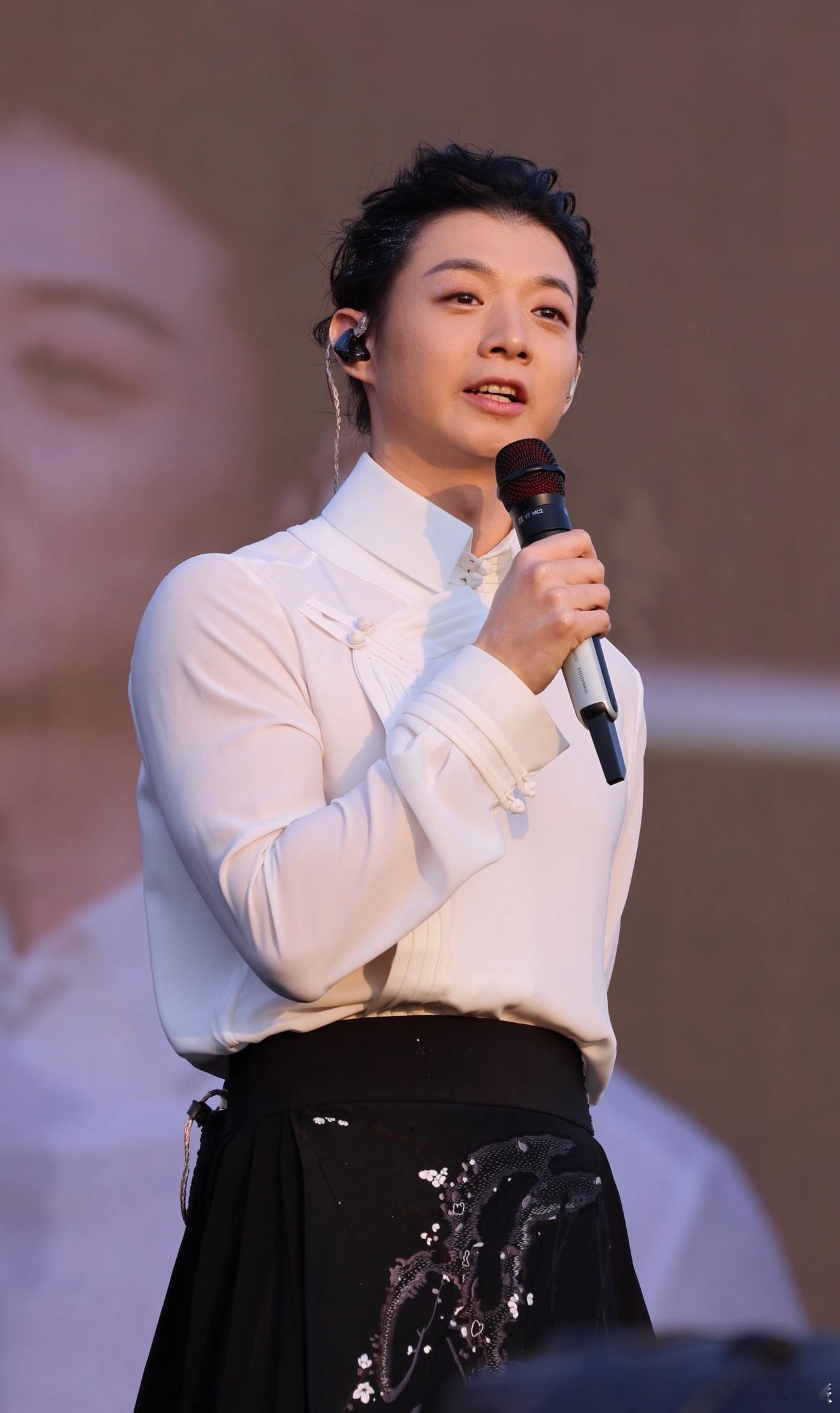 这场音乐节有霍尊简直太值了！连唱九首，没有丝毫疲态，每一首歌都像是精心雕琢的艺术