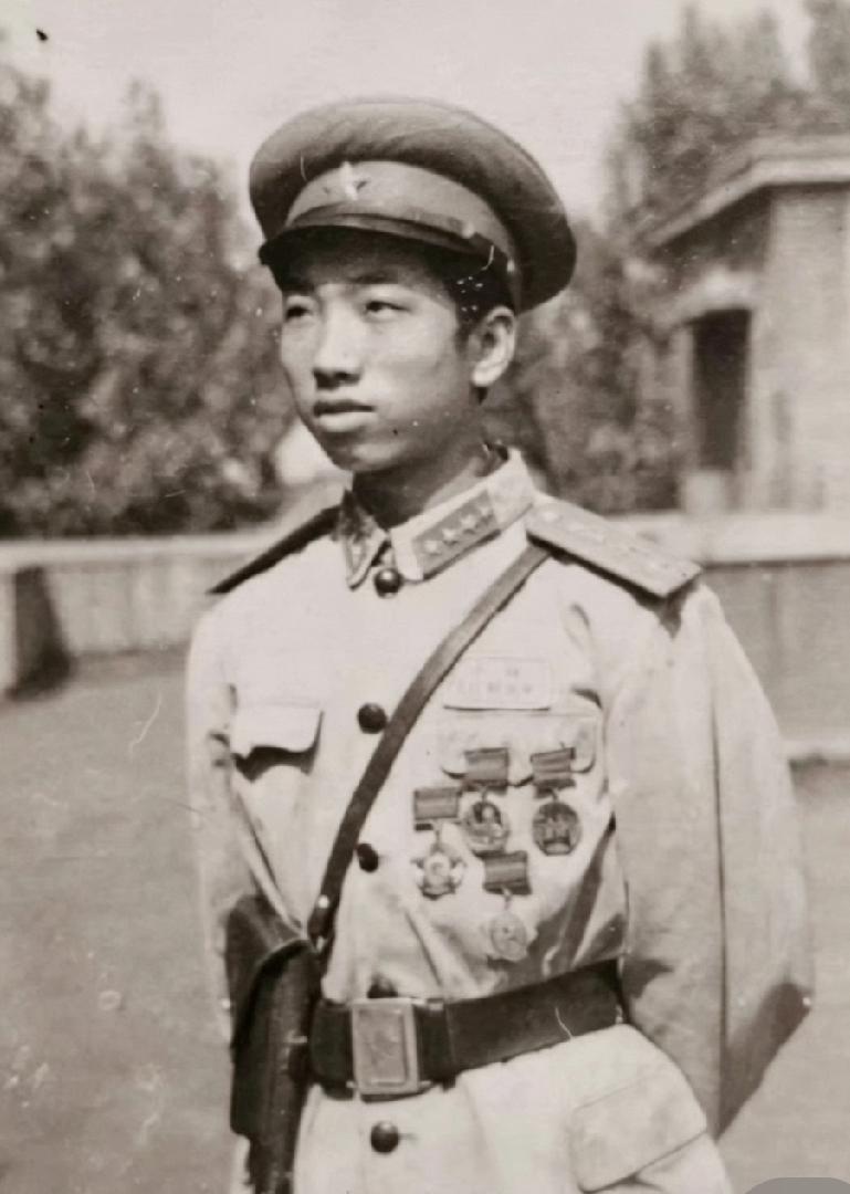 哪位老师知道这个着55式军装的，感觉哪个地方不对头？