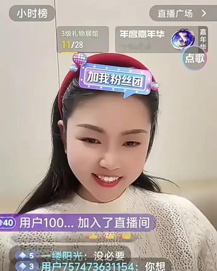 罗姣一句民歌不用大舞台把我听愣住。
三月她在贵州录节目，对着镜头说观众就那点人，