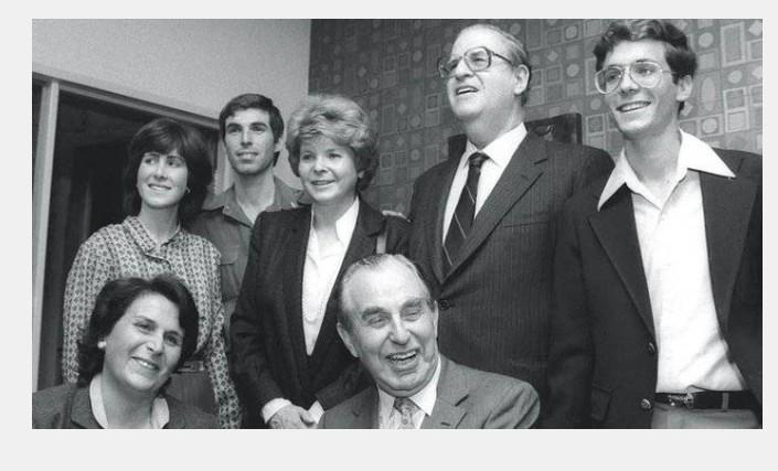 以色列总统赫尔佐克年轻时戴着一副眼镜，文质彬彬书卷气浓，如今人到中年的他有点儒雅