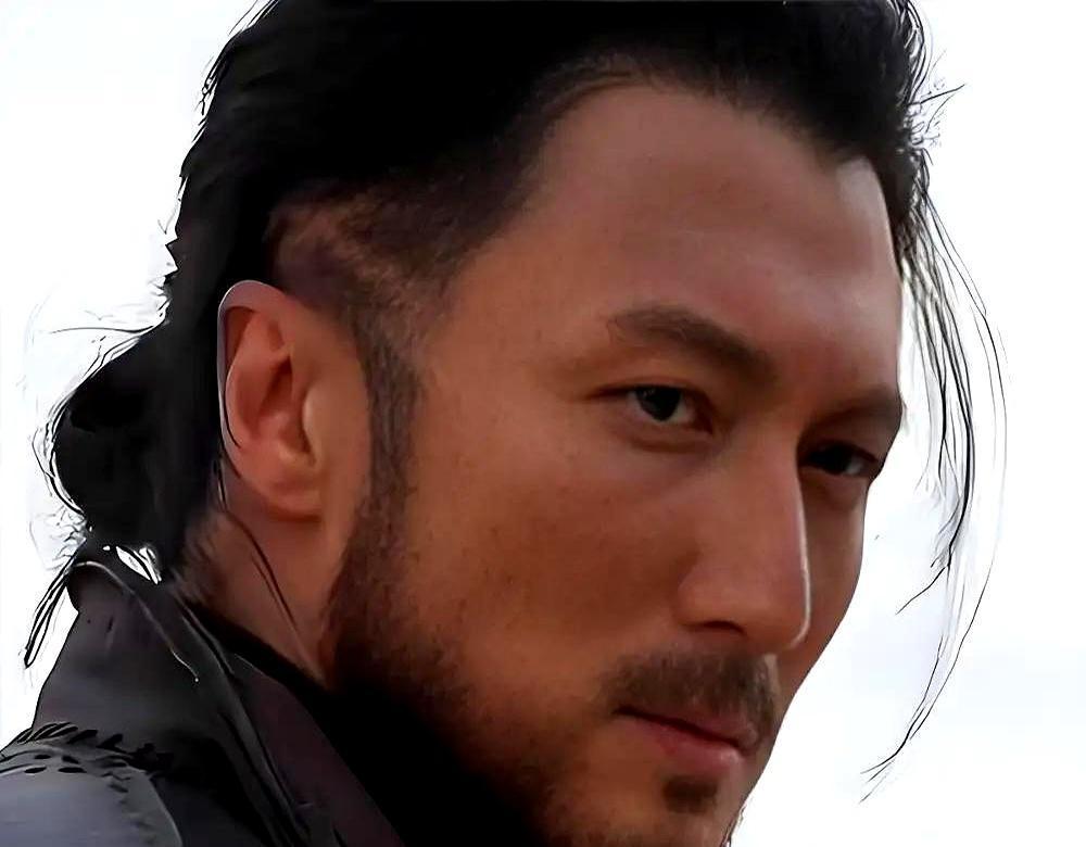 都在说吴京春节档要扑，结果第三天，他一刀把《熊出没》给劈了。
首日排片被压到16