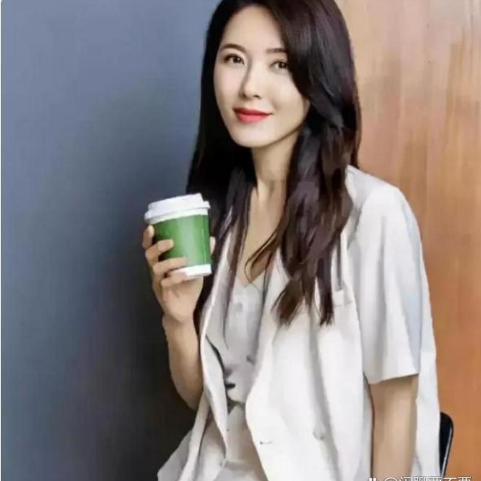 曾黎这辈子真的活成很多女生羡慕的样子
 
谁能不羡慕曾黎啊，人生履历拿出来全是看