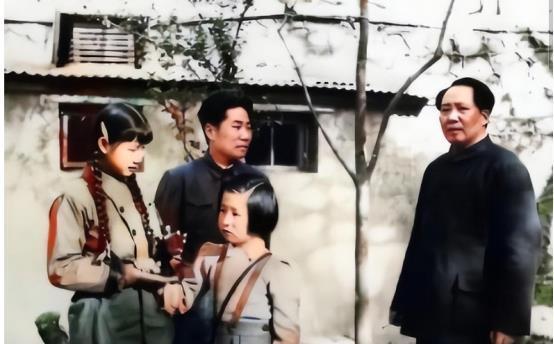 毛岸英牺牲后，毛主席的一番话令彭德怀泪流满面，而蒋介石的反应很狭隘 。

195