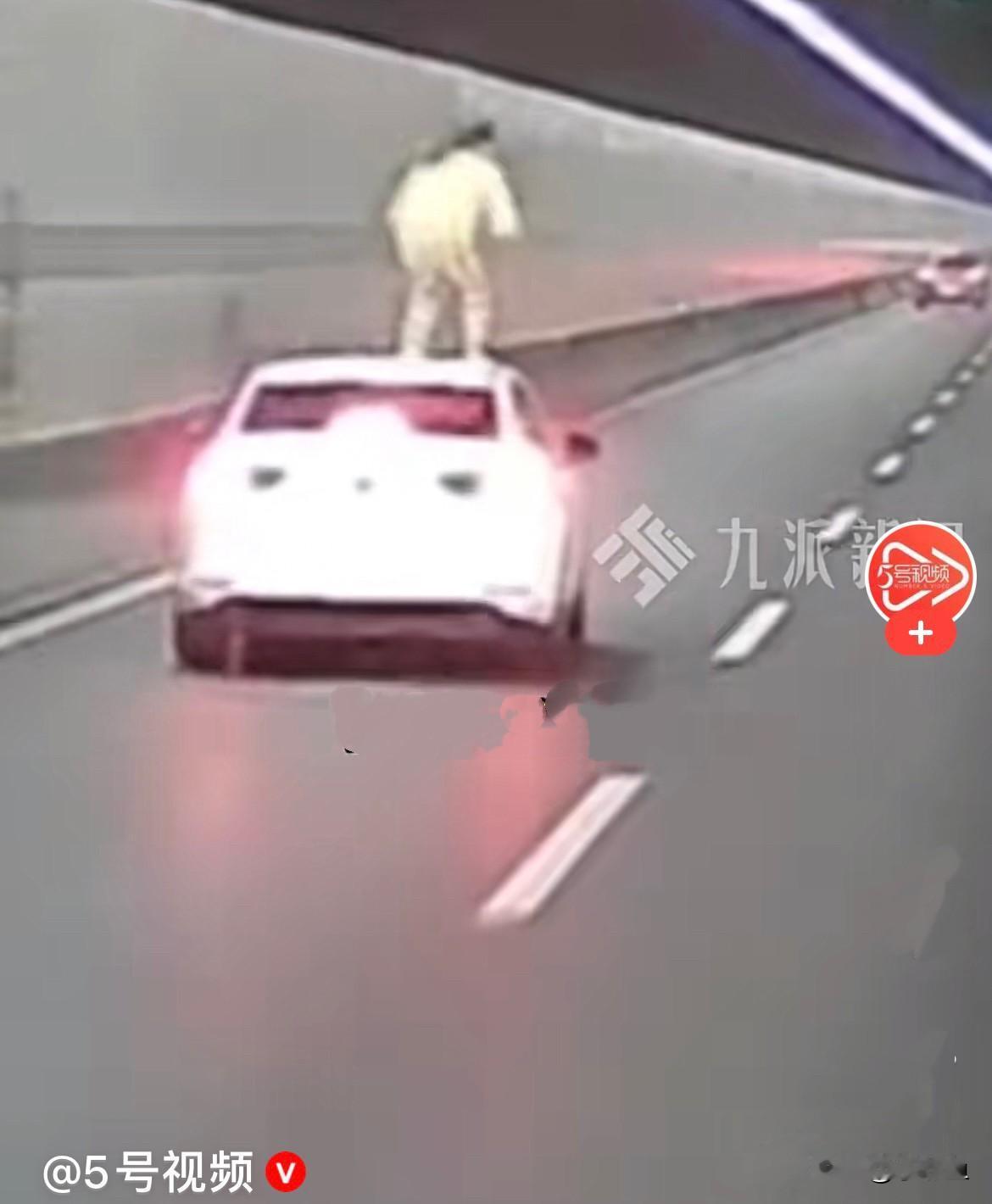 近日，浙江钱江隧道内，一辆白色轿车正常行驶，谁也没想到，副驾驶上的女子突然做出疯