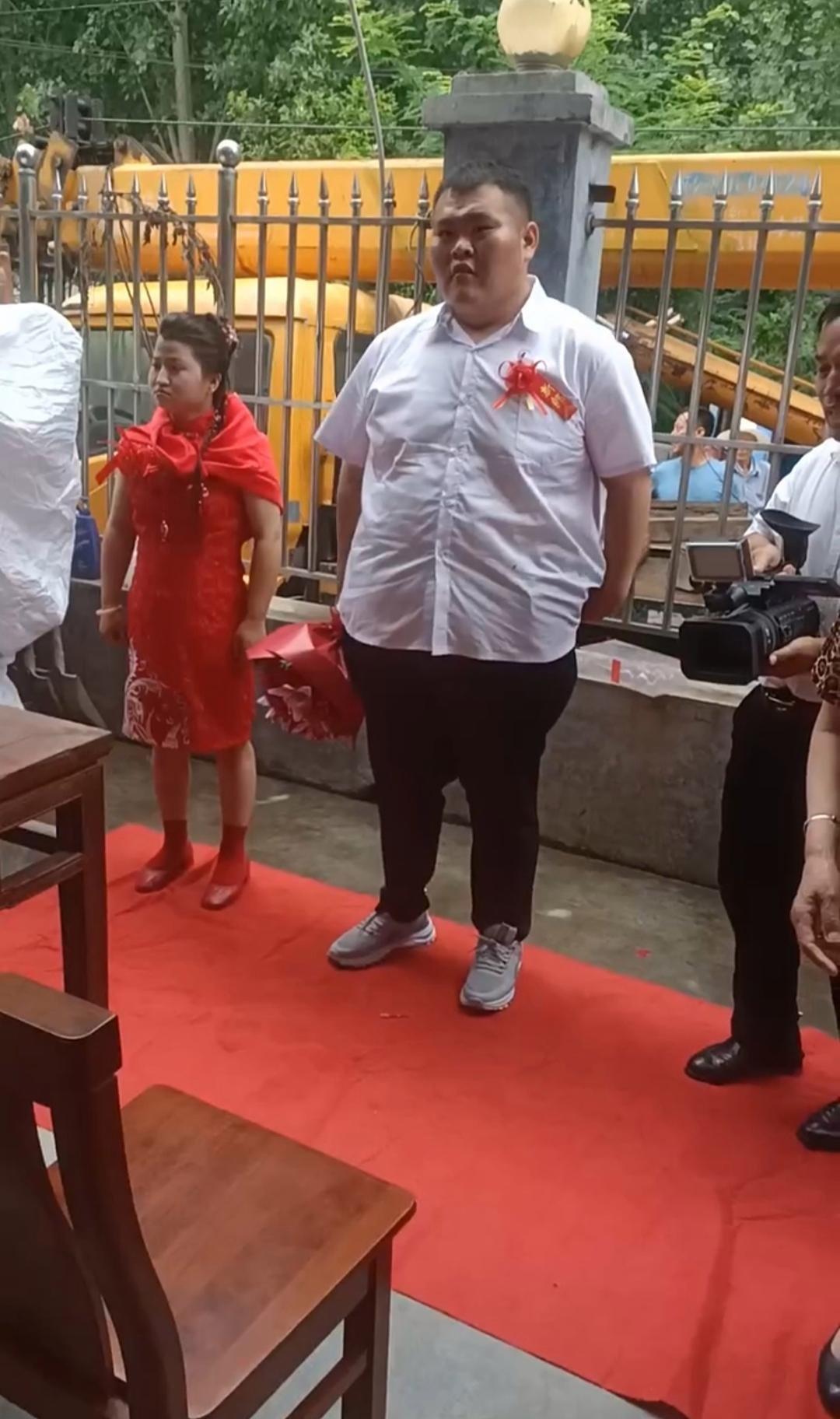 村东头老王家二小子三十好几了，上个周末终于结婚了，高兴。

不是一家人，不进一家