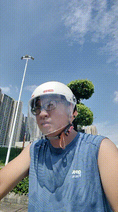 天空很蓝，晴空万里，风景倒是不错，就是太热太刺眼了。从淡水回来不过区区几公里，每