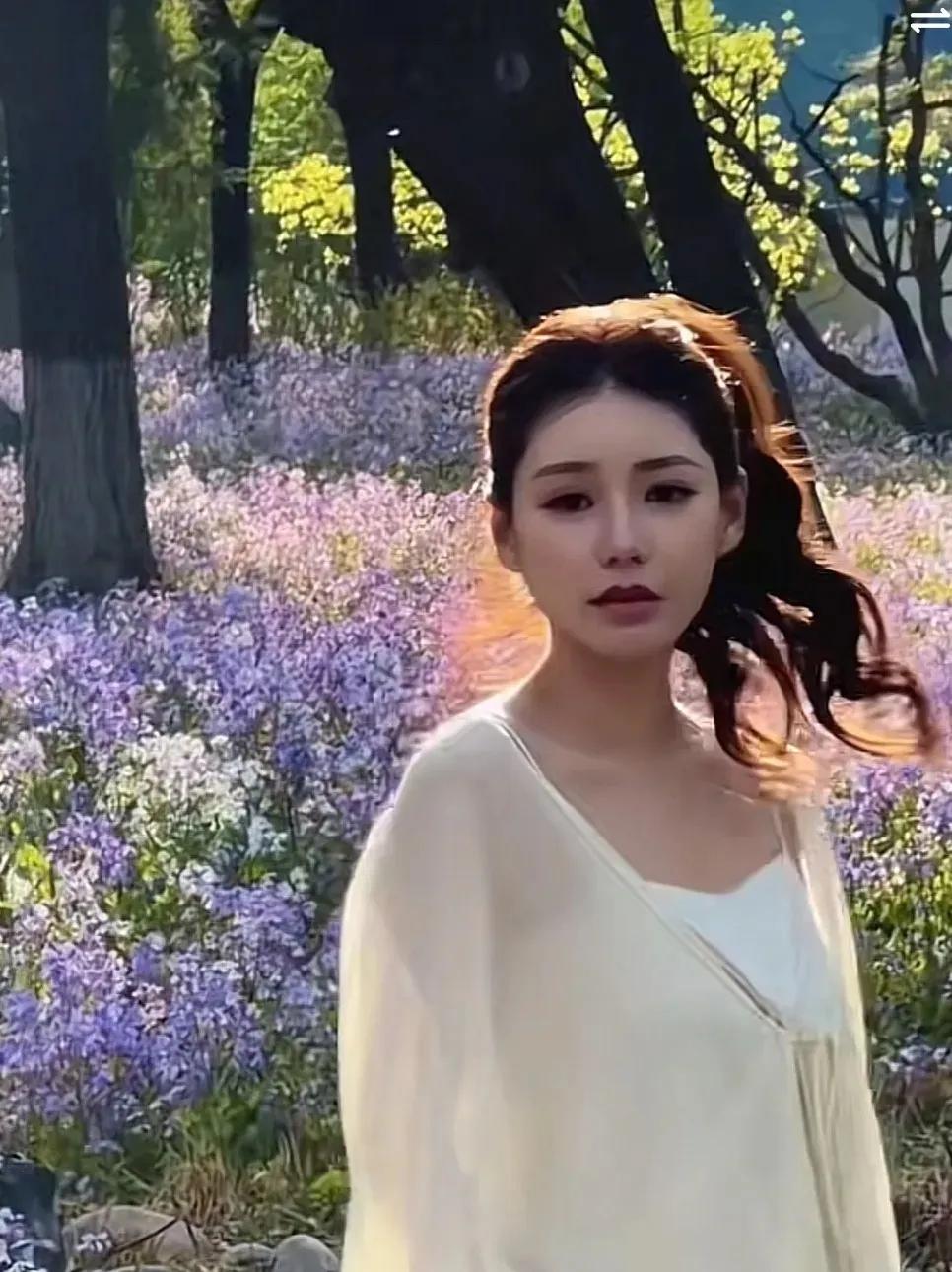 马小梅还是失策了。
没想到这次回北京异常的冷清。
没有前呼后拥的鲜花接机，也没有