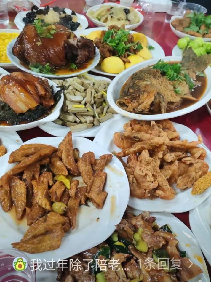 我发现，过年去穷亲戚家拜年，只要提前打了招呼，路上左一个电话，右一个电话，甚至早