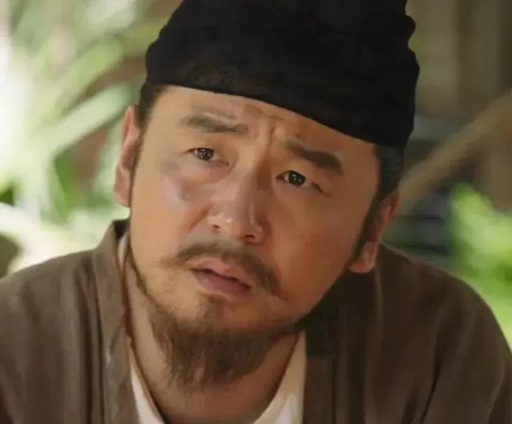 雷佳音真是一个奇特的演员，他的长相不丑，但算不上帅，而且一张大胖脸；论演技，他在