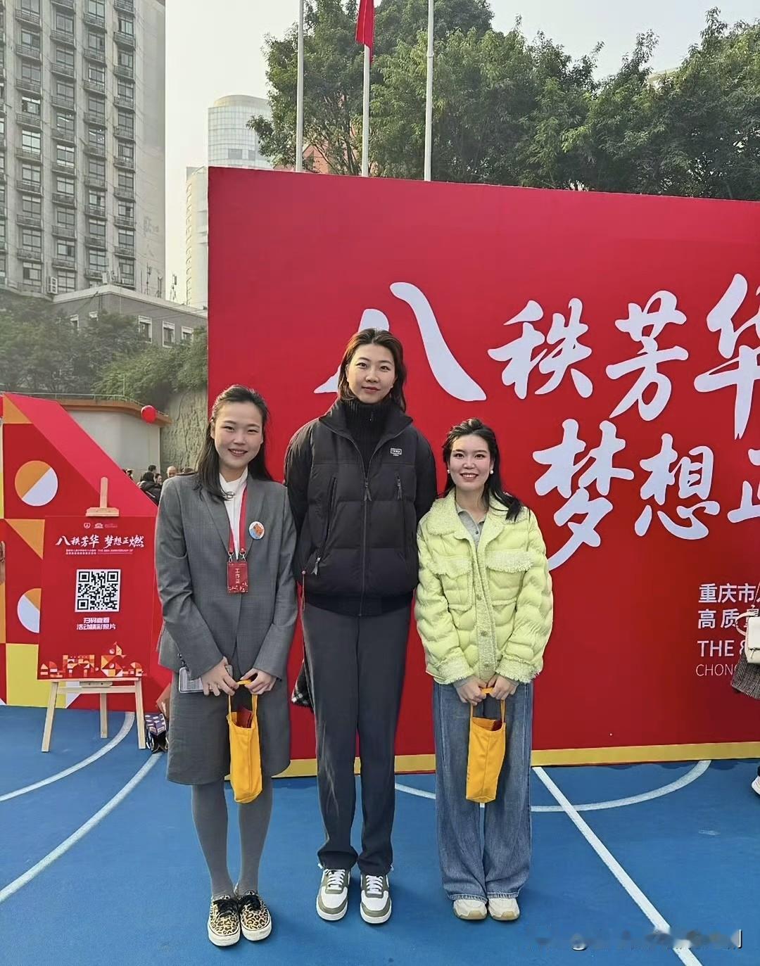 中国女排前队长、里约奥运会冠军袁心玥 今天（29日）回到重庆市人民小学，参加母校