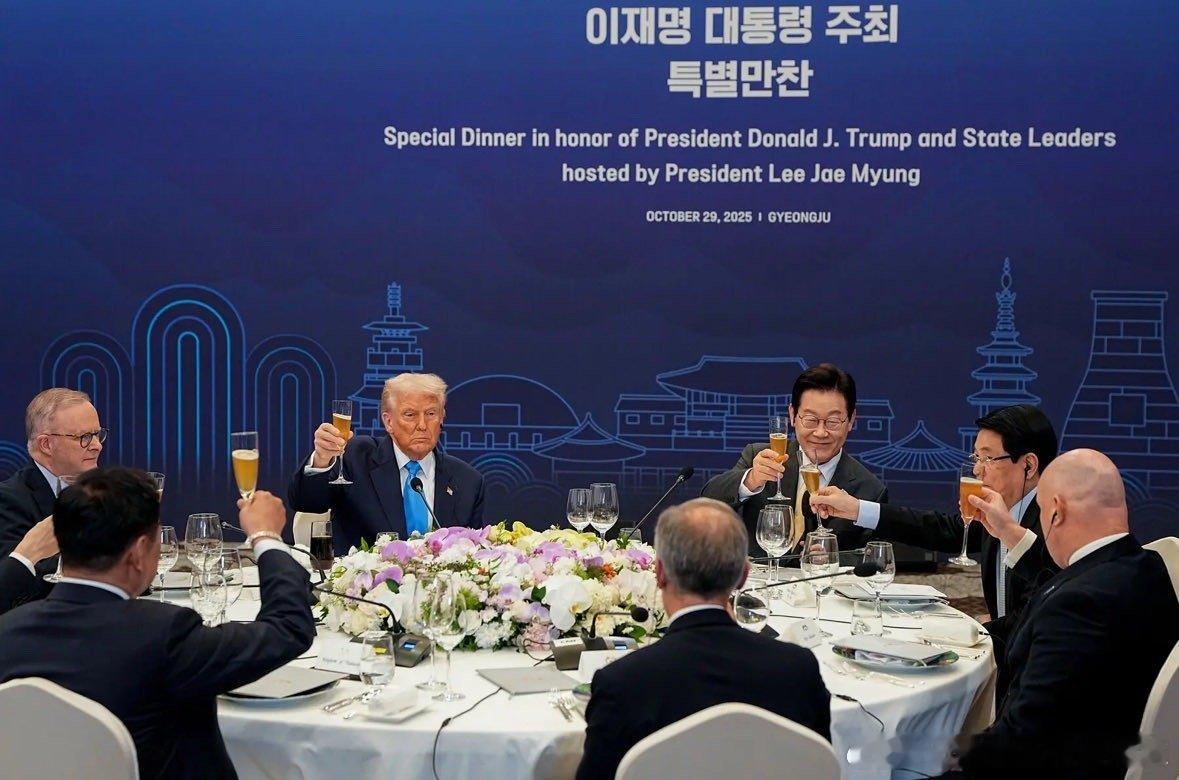 川普啥表情？今晚在韩国举行的apec晚宴上，加拿大总理坐在特朗普对面。两个人刚互