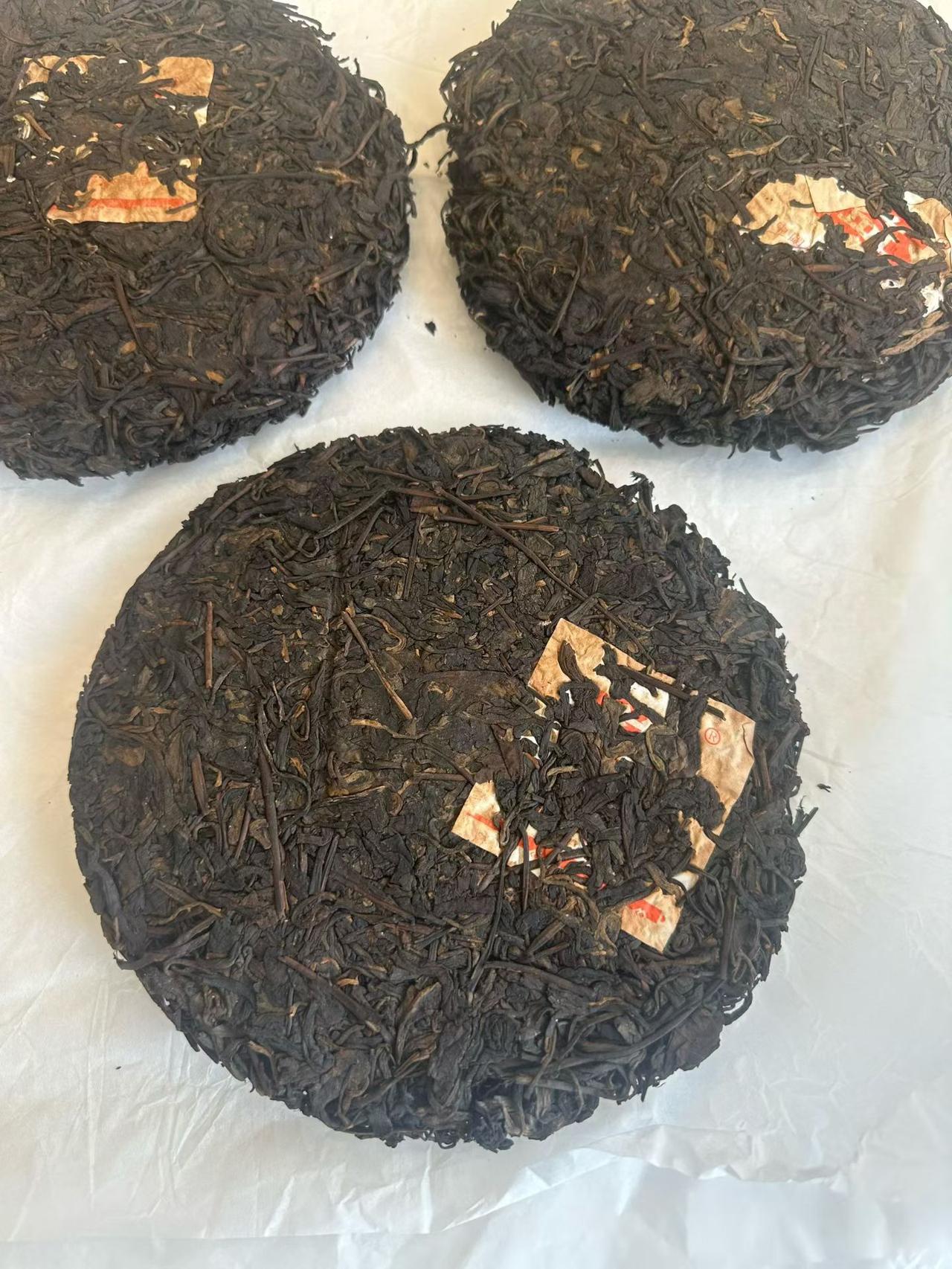 小乌金号，05年原生态乔木青饼。老原料压制，跟乌金号一样饼条索乌黑。有木质香、陈