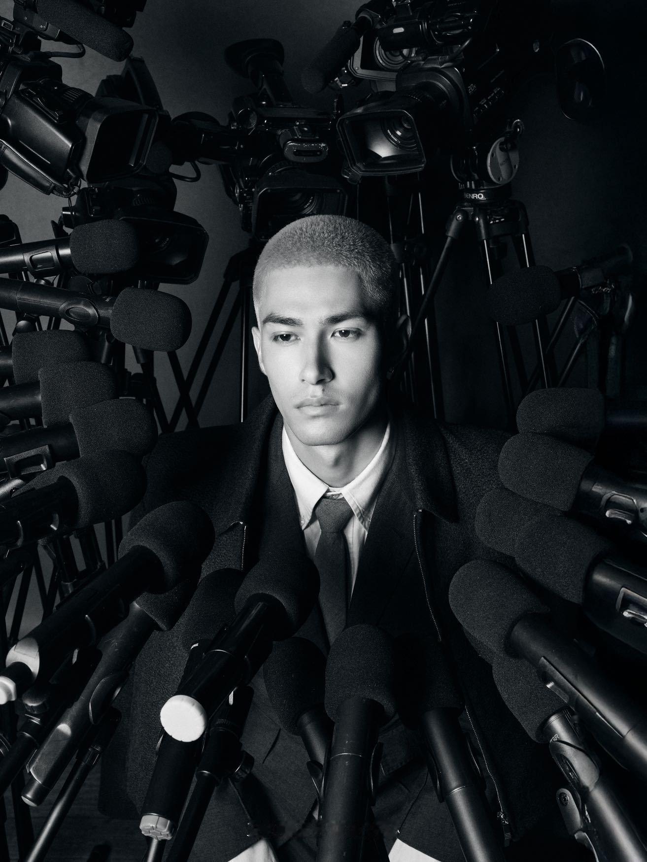 米卡的新浪一个接一个   微博之夜的造型图来了！这次真的够大胆，直面各类网络问题