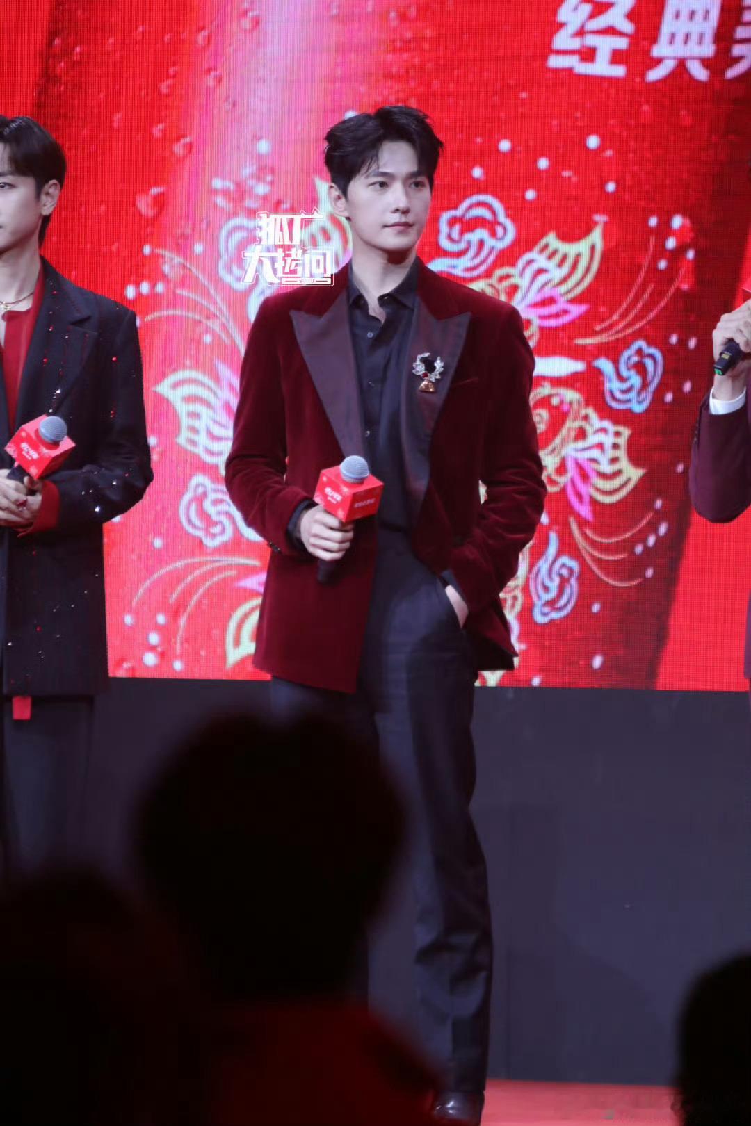 杨洋今日线下活动生图，红丝绒西装造型，来看看状态如何[打call] 