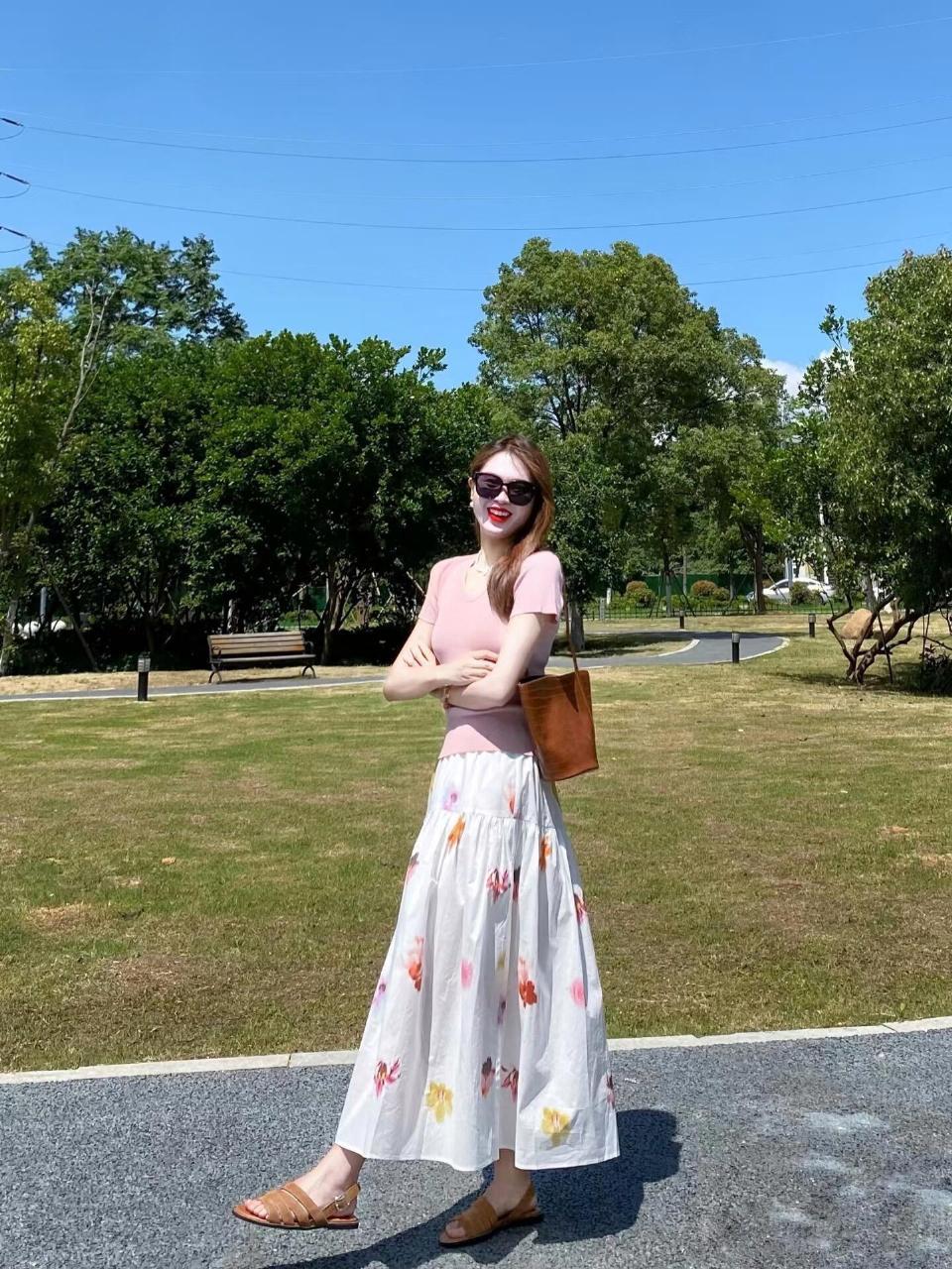 夏日清新穿搭里，粉色上衣配印花长裙简直绝了！粉色本身就自带甜美感，穿上它仿佛瞬间