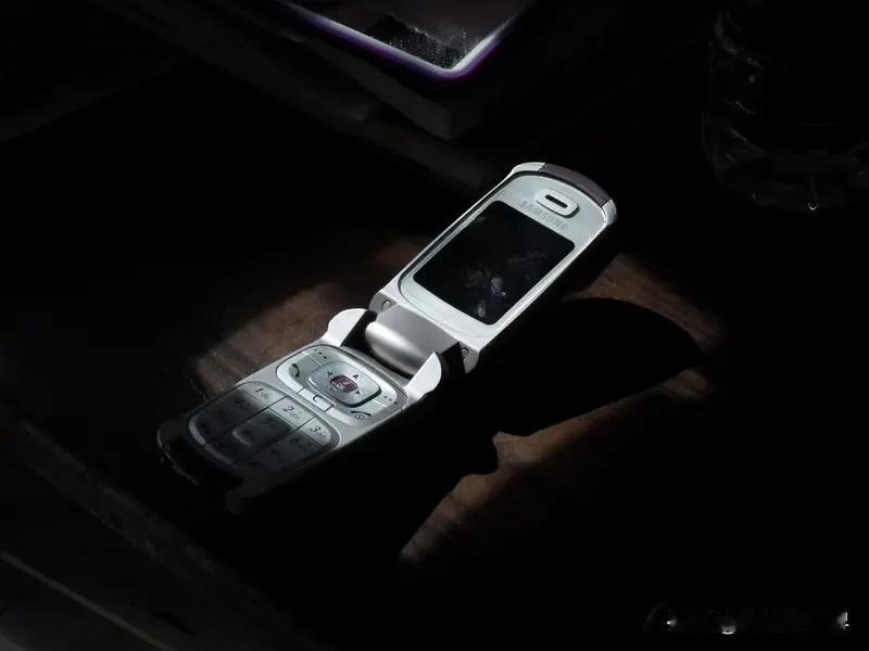 一天不看不用手机，我觉得我还挺能做到的。我玩手机主要是刷短视频、看剧，其实静下心