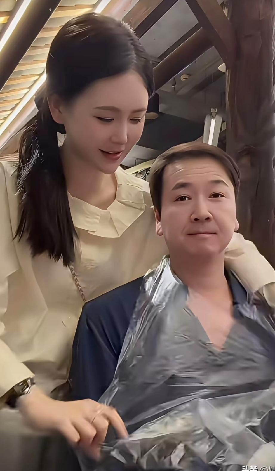 楚玲给赖文峰脖子带上塑料袋，峰哥以为要给他染发，结果让他做吃播！

赖文峰现在妥