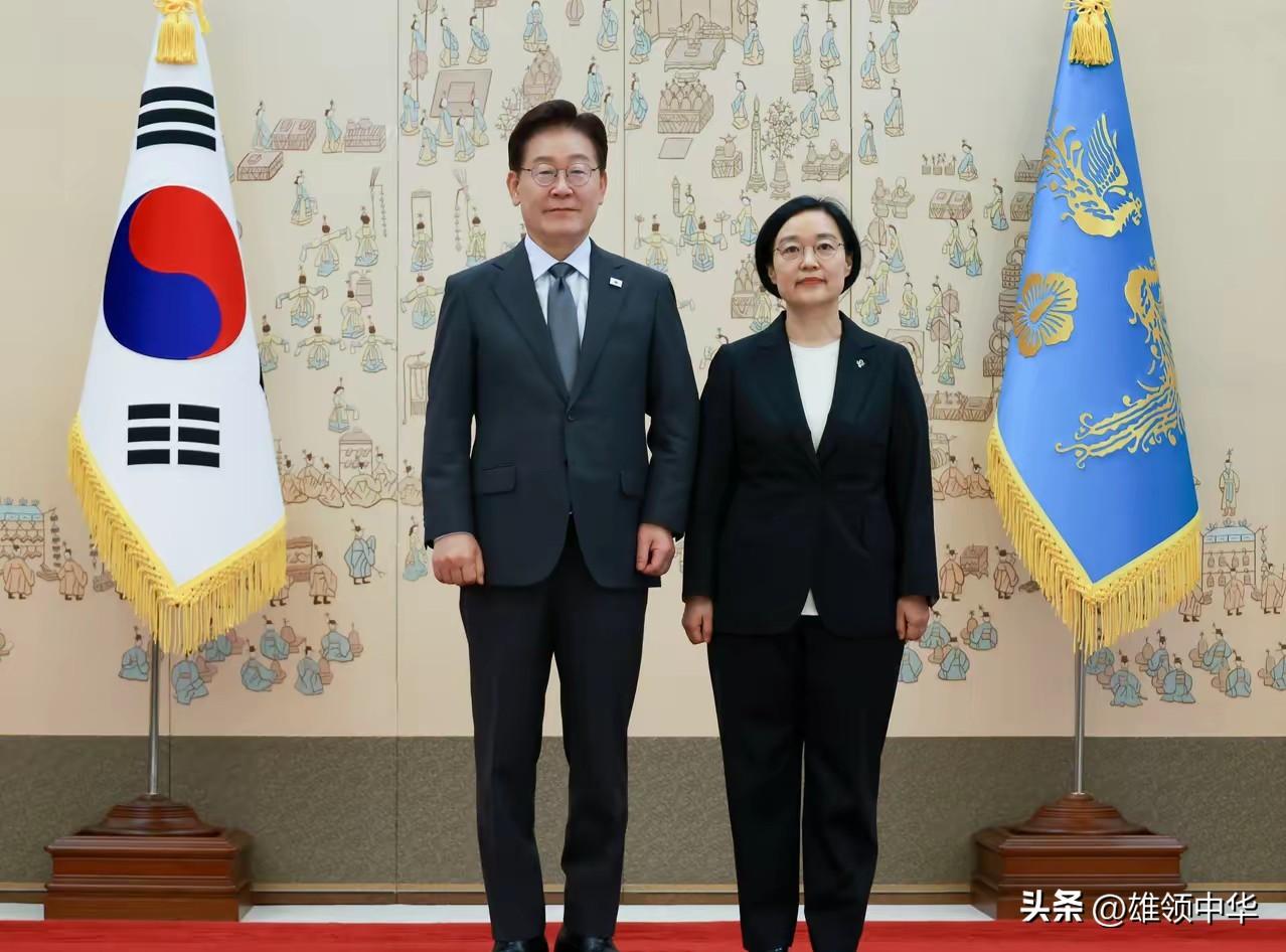 这是韩国总统李在明与新任国务总理韩圣淑两人的合影，韩圣淑的上任并不会影响韩国内政