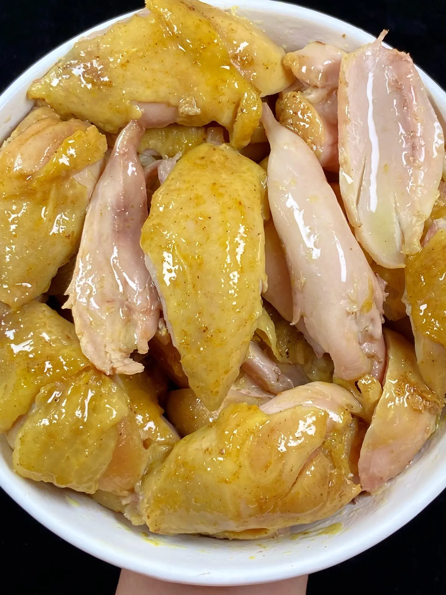 盐焗鸡腿这样做简单又好吃。盐焗鸡腿这样做真的一绝！还没出锅就闻到香味了...
