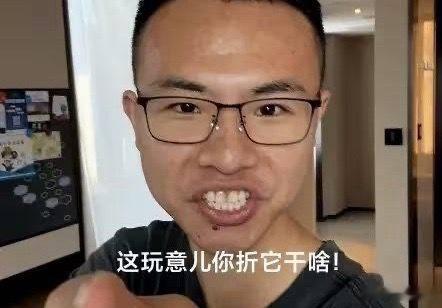 iPhoneUltra黑色机模综合下来这段时间的爆料来看，应该就是借鉴了华为Pu