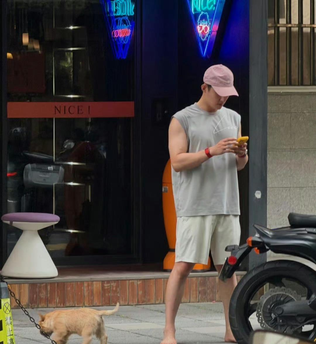 顾顺扛枪上阵，严律一身正气。

下了戏，黄景瑜光脚遛狗。

34岁，上海街头。